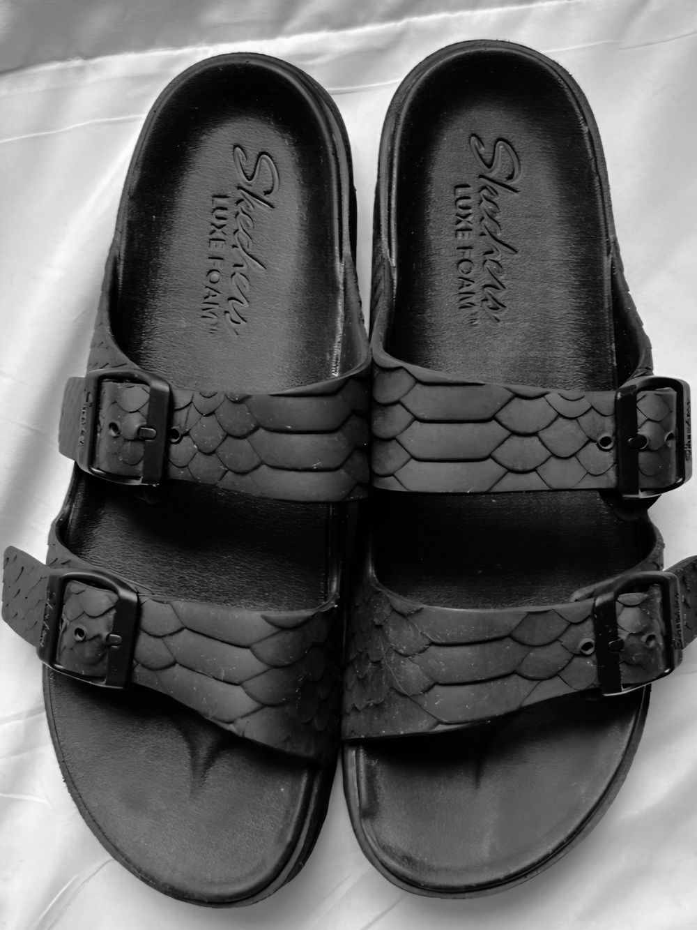 Skechers Black Luxe Foam Unisex Slide Sandals Men 7 Woman 8.5